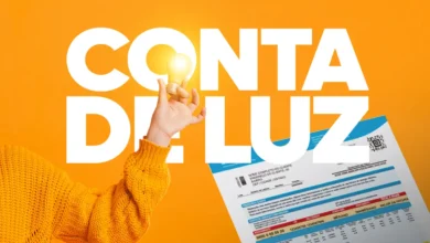 Pessoa segurando lâmpada acesa com fatura de energia ao fundo e os dizeres "Conta de Luz"