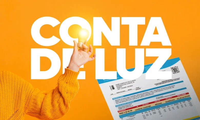 Pessoa segurando lâmpada acesa com fatura de energia ao fundo e os dizeres "Conta de Luz"