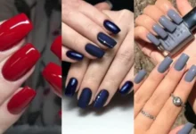 Unhas esmaltadas com cores tendência para o mês de maio, incluindo tons de verde, vermelho, azul, cinza e marrom