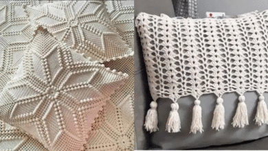 Almofadas de crochê moderno com detalhes em relevo e franjas