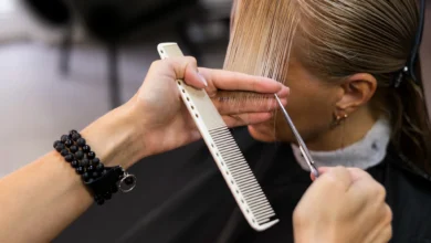 Profissional corta franja de mulher madura em salão de beleza