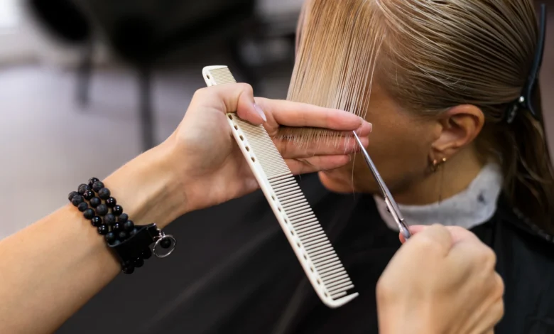 Profissional corta franja de mulher madura em salão de beleza