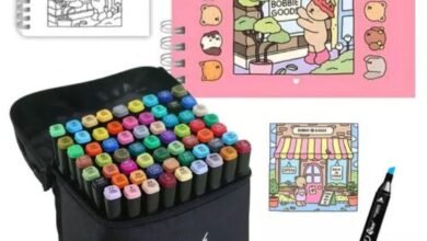 Kit de marcadores Touch e livros Bobbie Goods abertos com ilustrações para colorir
