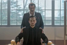 Cena dramática da série turca Deha com dois personagens em ambiente matemático.
