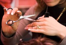 Cabeleireira cortando cabelo com tesoura profissional