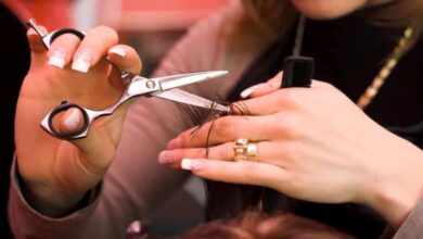 Cabeleireira cortando cabelo com tesoura profissional