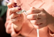 Mulher iniciando peça em crochê circular com fio felpudo branco