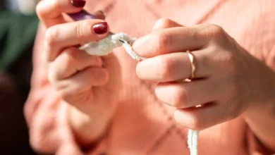 Mulher iniciando peça em crochê circular com fio felpudo branco