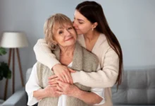 Mulher abraçando sua mãe com carinho, mostrando o amor entre gerações neste Dia das Mães