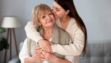 Mulher abraçando sua mãe com carinho, mostrando o amor entre gerações neste Dia das Mães