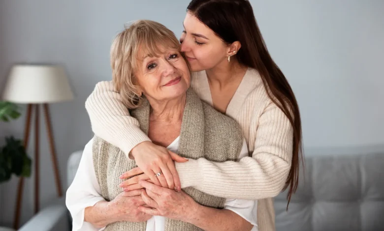 Mulher abraçando sua mãe com carinho, mostrando o amor entre gerações neste Dia das Mães
