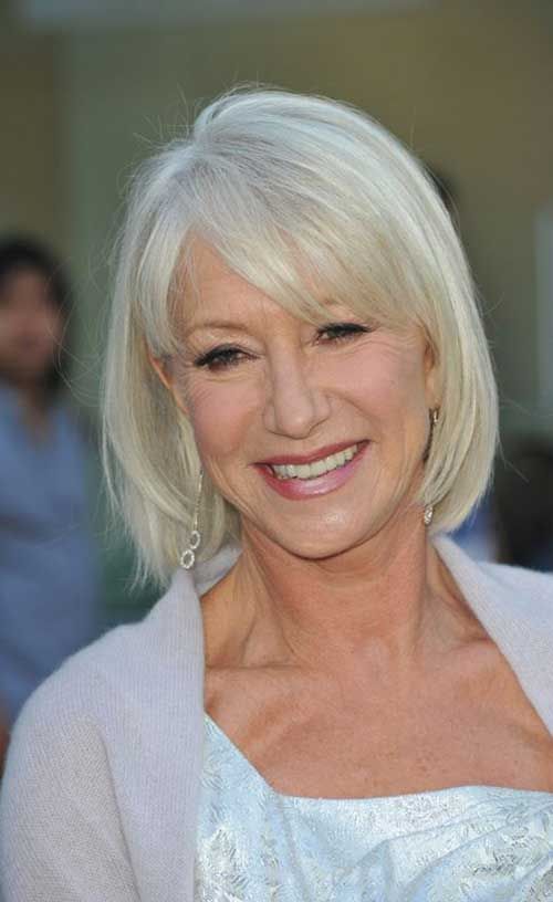 Mulher idosa com cabelo grisalho curto e franja lateral