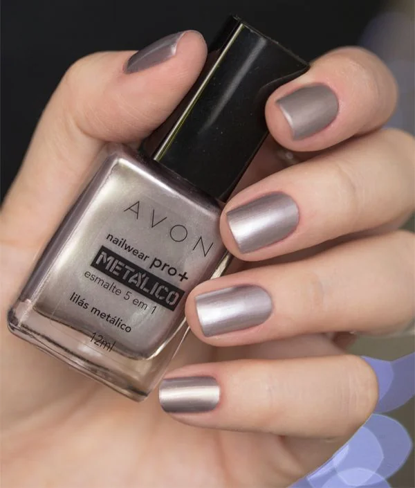 Unhas pintadas com esmalte metálico lilás da Avon, com acabamento brilhante