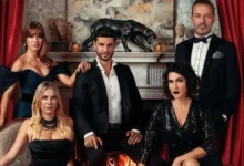 Elenco principal da novela turca que estreia na Band em 2025, mostrando cinco personagens em trajes elegantes em um ambiente sofisticado