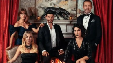 Elenco principal da novela turca que estreia na Band em 2025, mostrando cinco personagens em trajes elegantes em um ambiente sofisticado