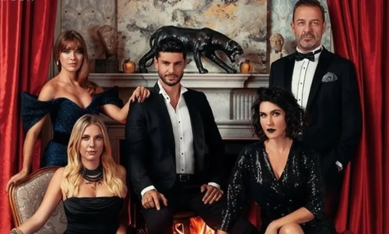 Elenco principal da novela turca que estreia na Band em 2025, mostrando cinco personagens em trajes elegantes em um ambiente sofisticado