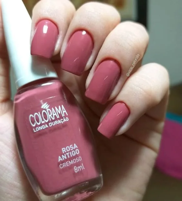 Unhas esmaltadas com Colorama Rosa Antigo cremoso em tom elegante