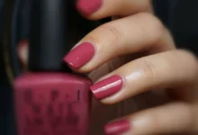 Mãos com esmalte em tom vibrante, mostrando tendência de cores para 2025