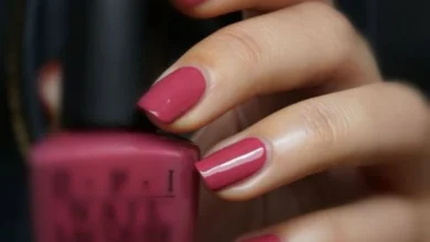 Mãos com esmalte em tom vibrante, mostrando tendência de cores para 2025