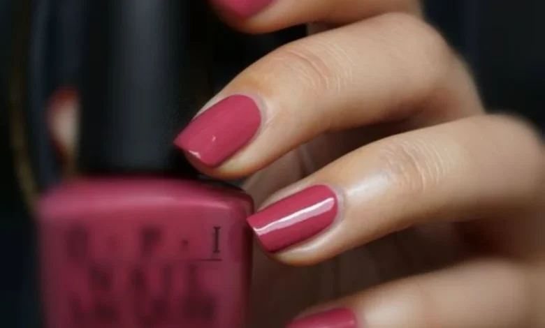 Mãos com esmalte em tom vibrante, mostrando tendência de cores para 2025