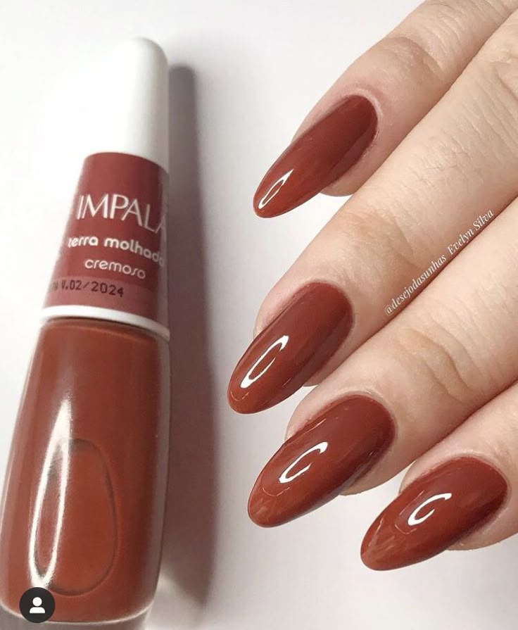 Esmalte Impala Terra Molhada em unhas longas e bem cuidadas com acabamento brilhante.
