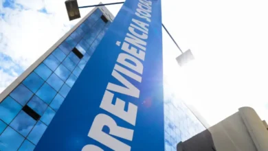 Fachada do prédio da Previdência Social com céu azul ao fundo.