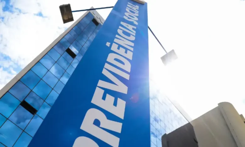 Fachada do prédio da Previdência Social com céu azul ao fundo.