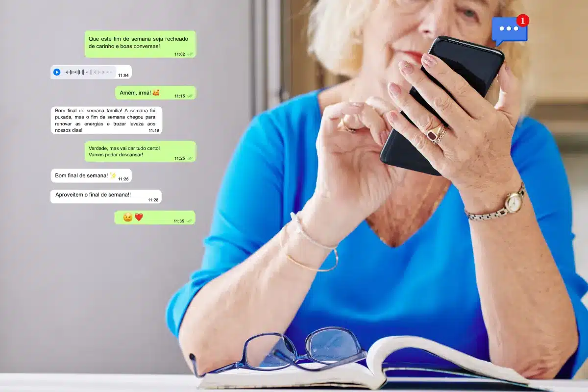 Idosa sorridente lendo mensagens de final de semana no celular.