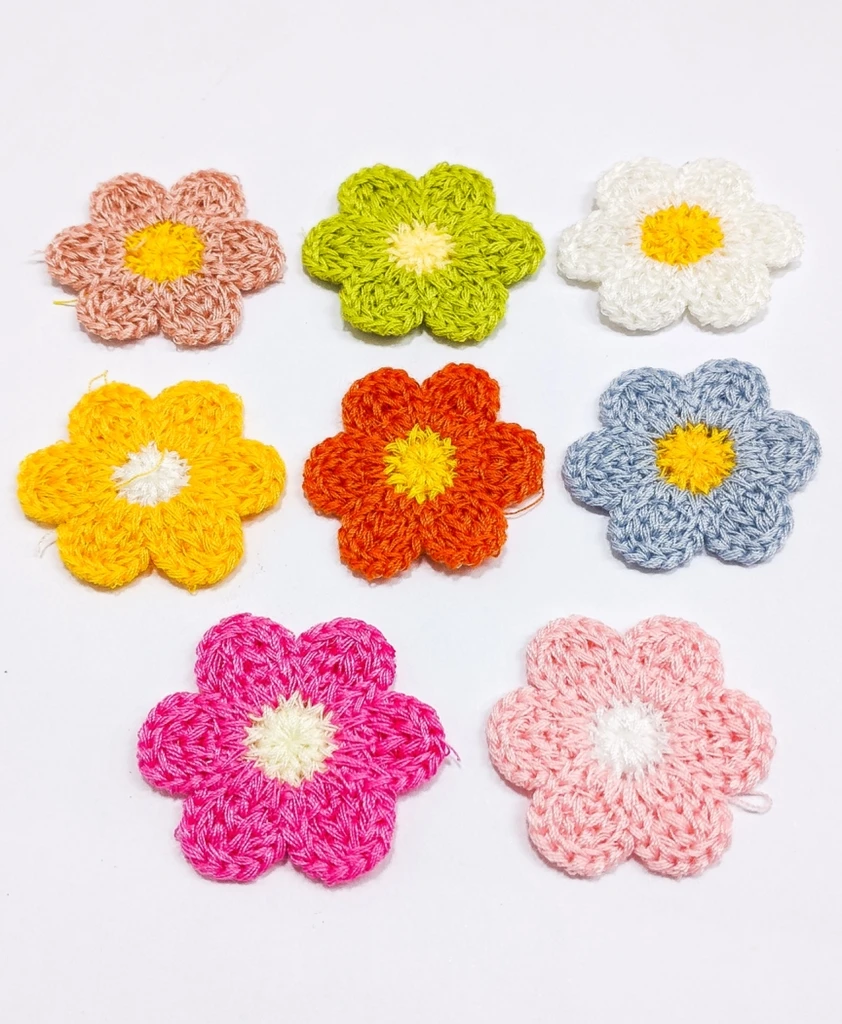 Flores coloridas em crochê, feitas à mão, ideais para decoração de São João.