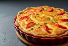 Torta saudável com tomates e temperos frescos, ideal para uma alimentação equilibrada.
