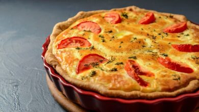 Torta saudável com tomates e temperos frescos, ideal para uma alimentação equilibrada.