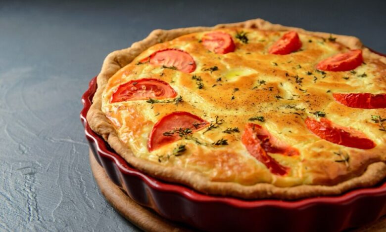 Torta saudável com tomates e temperos frescos, ideal para uma alimentação equilibrada.