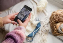 Pessoa fotografando peças de crochê com o celular para divulgar nas redes sociais