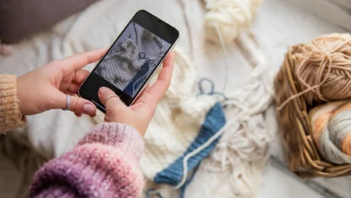 Pessoa fotografando peças de crochê com o celular para divulgar nas redes sociais