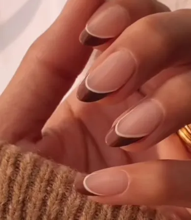 Unhas estilo francesinha moderna em tom Mocha Mousse, com acabamento elegante