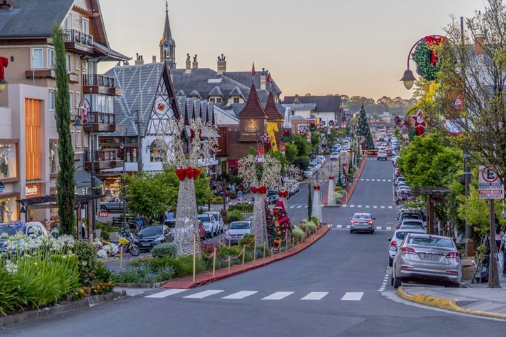 Rua principal de Gramado decorada com luzes natalinas e arquitetura típica da serra gaúcha