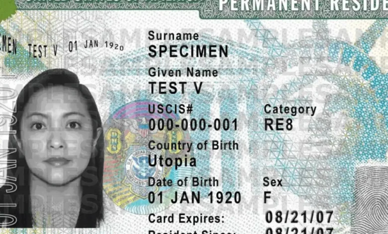 Foto de um Green Card americano com informações pessoais fictícias, ilustrando documento necessário para atualização de nome no INSS.