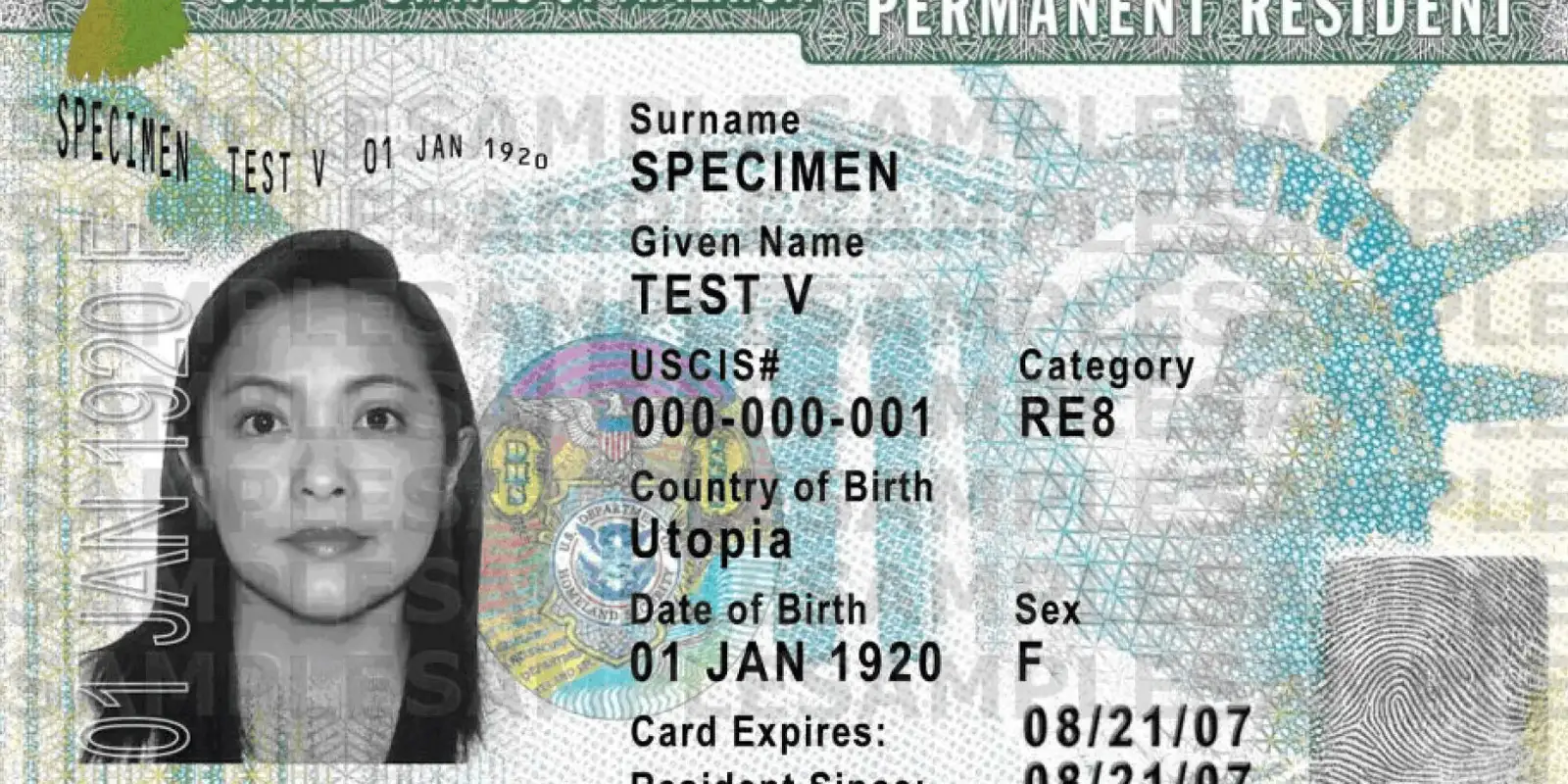 Foto de um Green Card americano com informações pessoais fictícias, ilustrando documento necessário para atualização de nome no INSS.
