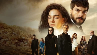 Cena promocional da novela turca Hercai com personagens principais e paisagem da cidade ao fundo