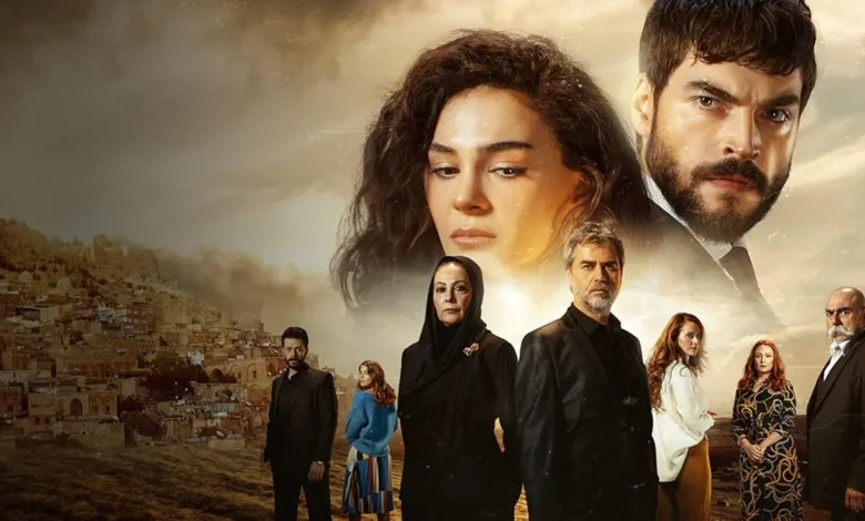 Cena promocional da novela turca Hercai com personagens principais e paisagem da cidade ao fundo