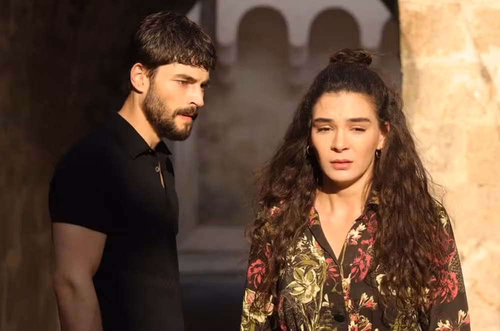 Cena da novela turca Hercai, mostrando os protagonistas em momento de tensão e emoção.