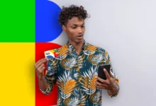 Ícone amarelo com a mensagem "Enviado para crédito em conta" no cartão do Bolsa Família, mostrado em mãos de homem usando camisa estampada.