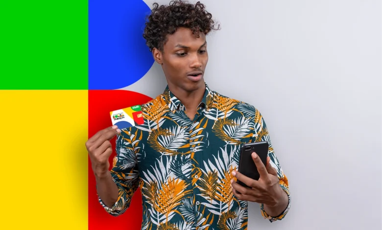 Ícone amarelo com a mensagem "Enviado para crédito em conta" no cartão do Bolsa Família, mostrado em mãos de homem usando camisa estampada.