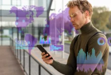 Homem usando smartphone com gráficos digitais e mapa global holográfico representando inteligência artificial.