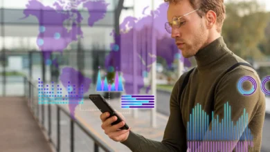Homem usando smartphone com gráficos digitais e mapa global holográfico representando inteligência artificial.