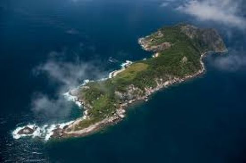 Vista aérea da Ilha da Queimada Grande, também conhecida como Ilha das Cobras, localizada no litoral de São Paulo.