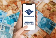 Imagem mostrando a Receita Federal e o Imposto de Renda em destaque sobre notas de dinheiro brasileiras.