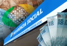 Fachada do INSS com notas de reais ao fundo, simbolizando a devolução de descontos indevidos.