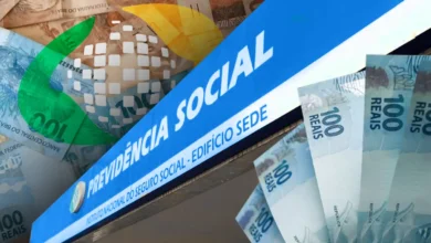 Fachada do INSS com notas de reais ao fundo, simbolizando a devolução de descontos indevidos.
