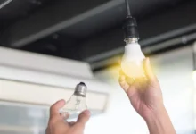 Troca de lâmpada para reduzir consumo de energia e economizar na conta de luz